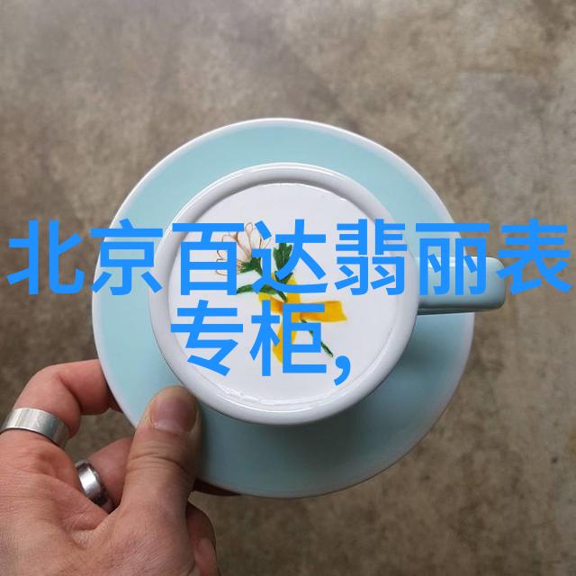 在时尚界的男装图片中哪种风格最能展现现代年轻人的个性和品味